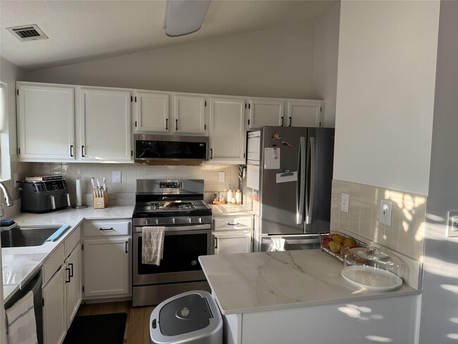 Foto del edificio - 3102 Whispering Hills Dr