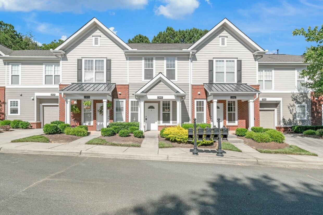 Foto principal - 2 Bedroom Townhome in Ballantyne!