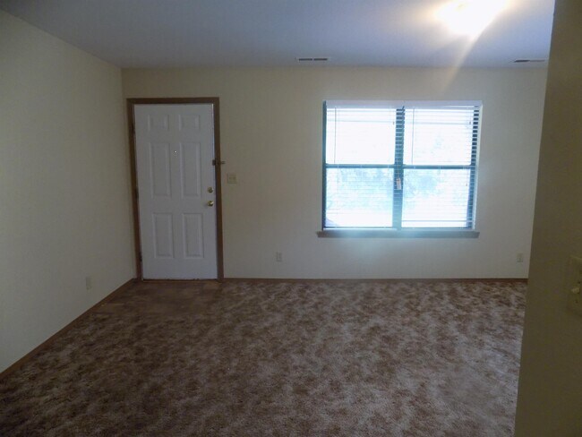 Building Photo - 950 Monterey Way