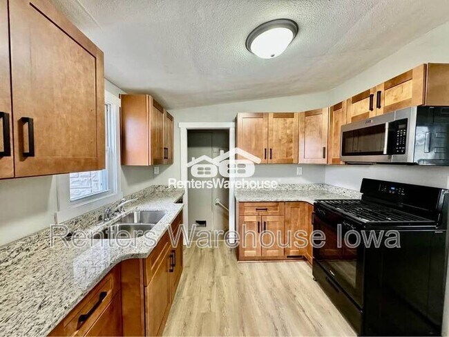 Building Photo - 1322 E 24th St