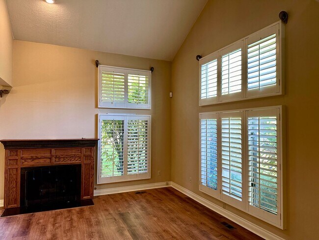 Building Photo - Lovely Townhome in sought after Hidden Spr...