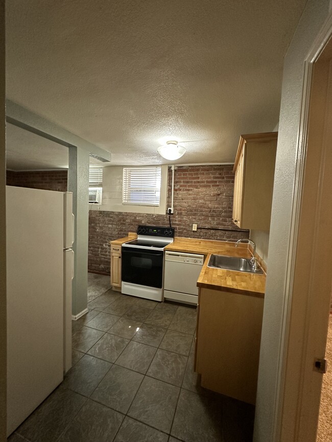 Foto del edificio - Basement 1 Bedroom in Uptown!