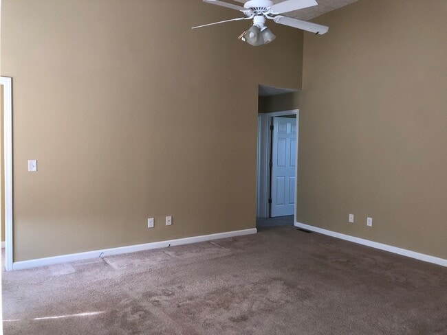 Foto del edificio - 3 bedroom 2 bath with unfinished Area-Storage