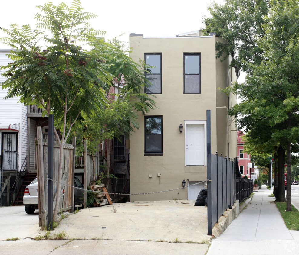 Building Photo - 1033 Park Rd NW