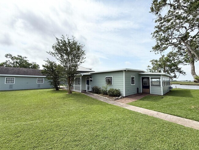 Building Photo - 307 Veselka Rd