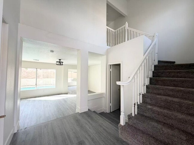 Building Photo - Beautifully renovated and move-in ready home located in the heart of Green Valley