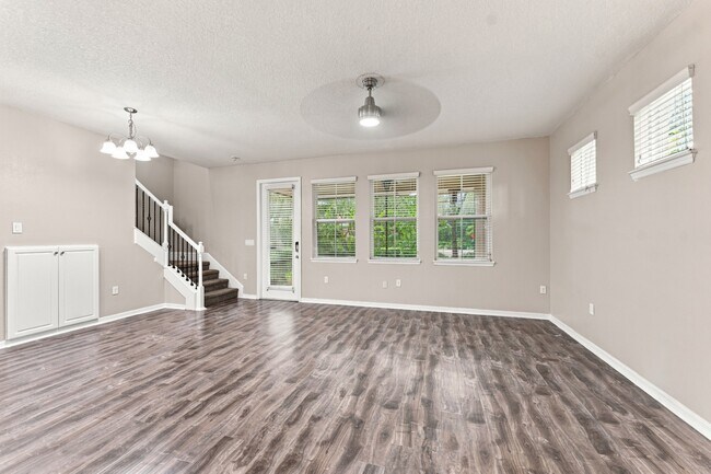 Foto del edificio - Stunning 3 BR + LOFT / 2.5 BA/ 2-Car-Garage Townhome in GATED community!