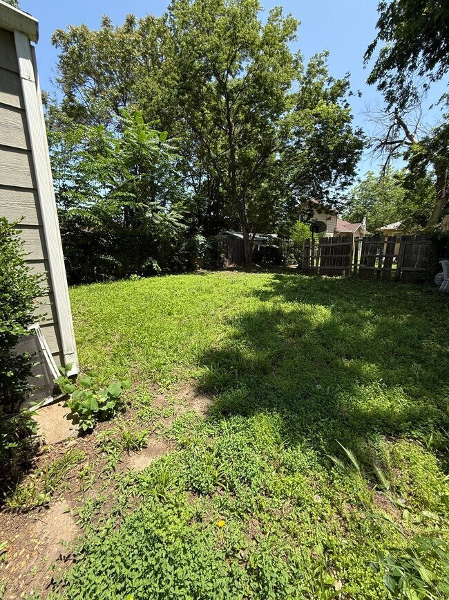 Building Photo - Charming 1 Bedroom Home