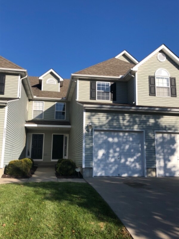 Foto principal - 9835 N Lewis Ave