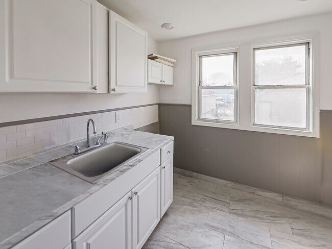 Building Photo - Welcome to this charming home located in t...