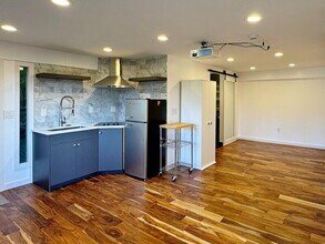 Building Photo - 2591 Magnolia Blvd W