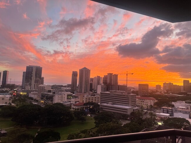 Welcome home to stunning sunsets - 1221 Victoria St