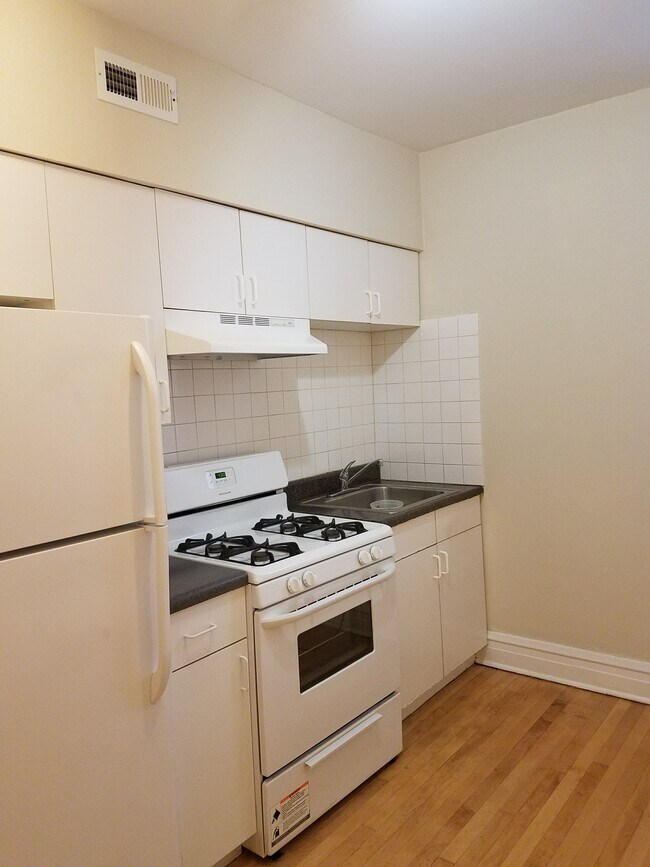 Foto del edificio - 4520 W Wellington Ave