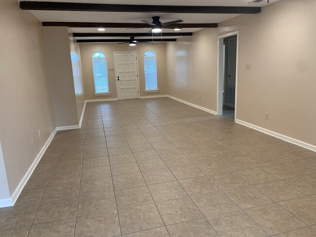 Building Photo - 440 Hooper Dr