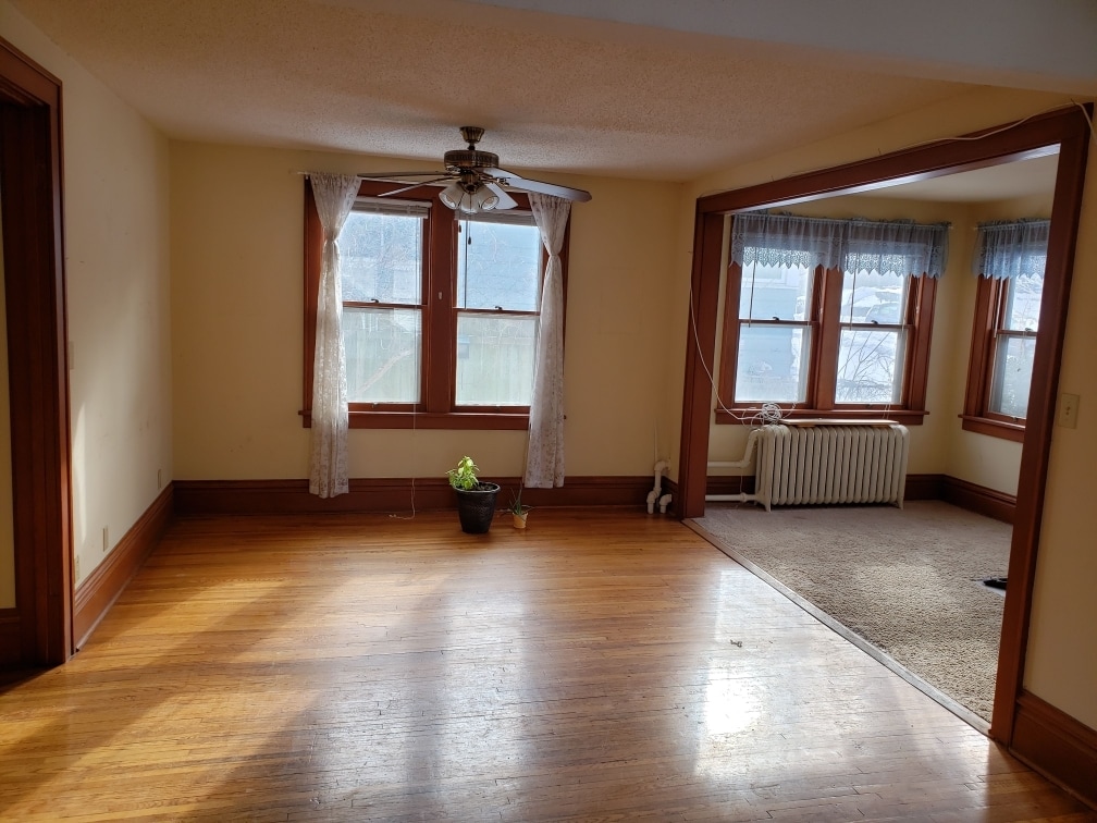 LIving room - 1110 Oxford St N