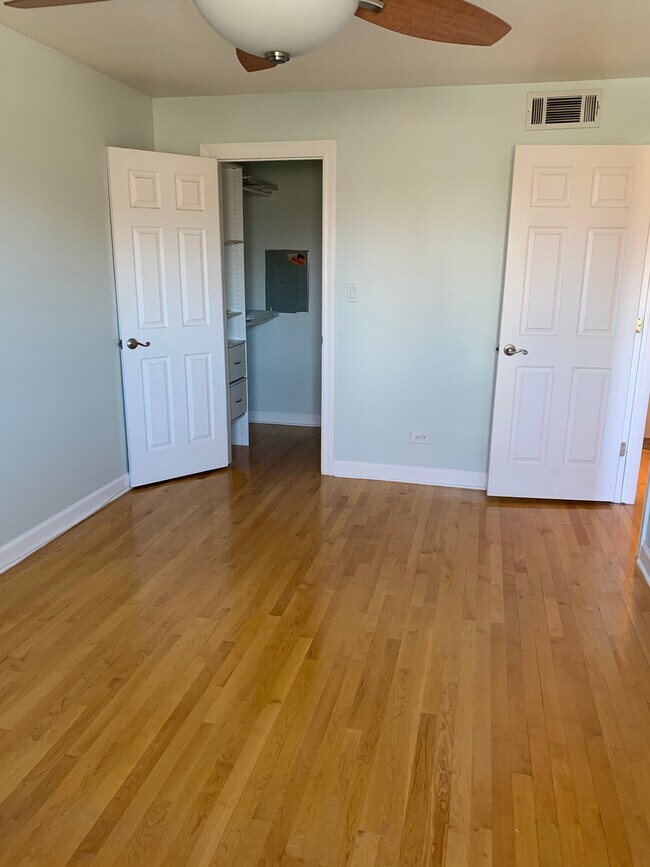 Dormitorio principal (vista del vestidor) - 601 Quincy Bridge Ln