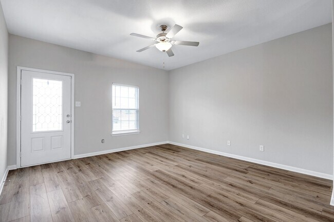 Building Photo - ***MOVE-IN SPECIAL: TWO WEEKS FREE***Well-...