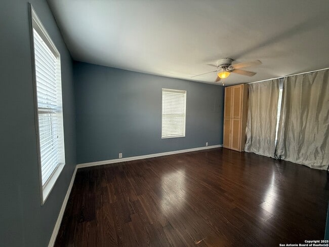 Building Photo - 3402 N New Braunfels Ave