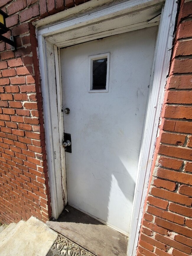 Building Photo - 809 Ferdinand Ave SW