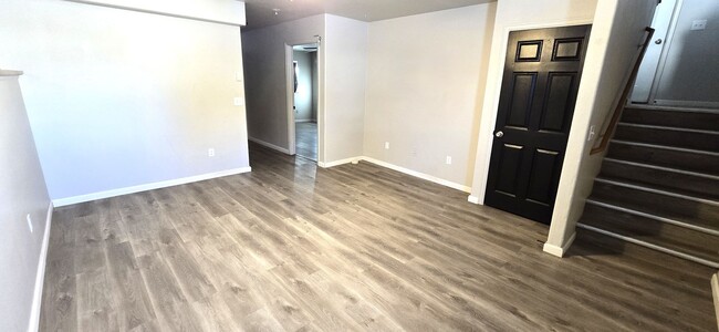 Building Photo - 3 Bedroom 2 Bathroom 2 Car Garage Upper Un...