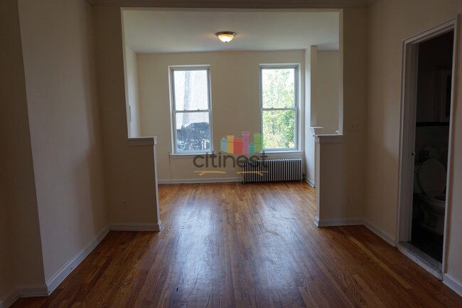 Building Photo - 606 5th Ave