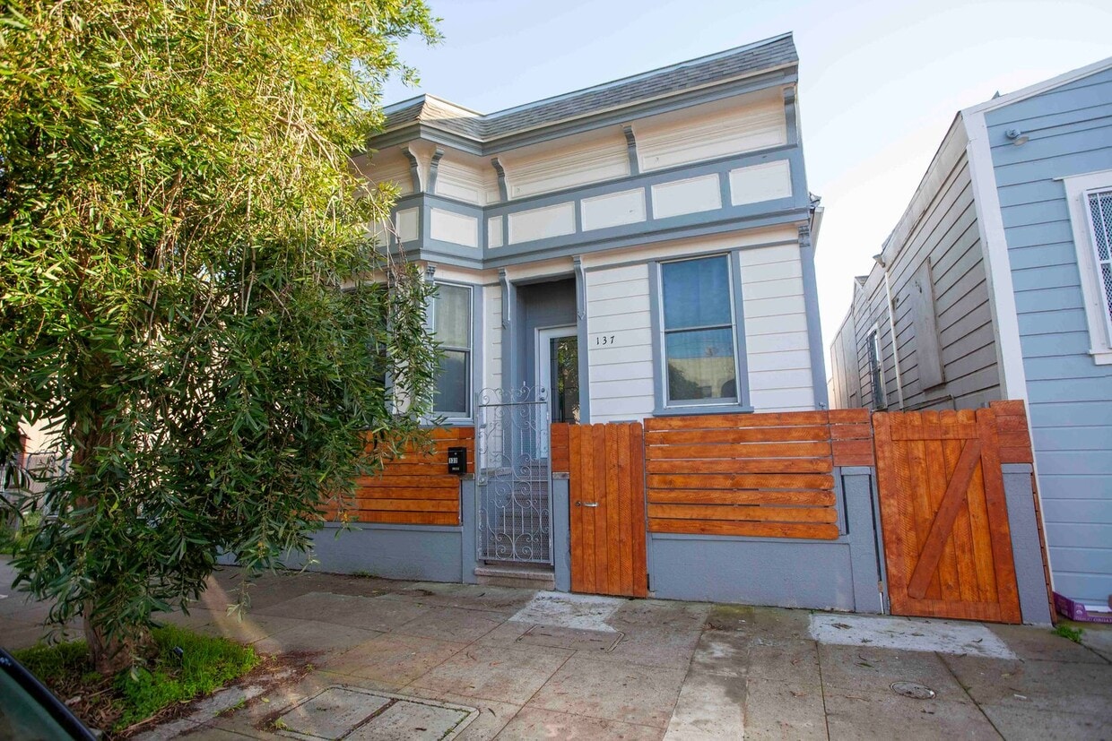Primary Photo - Charming Oceanveiw Renovated Single-Family...