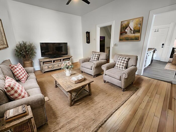 Foto principal - 1 Bed 1 Bath right in Old Colorado City