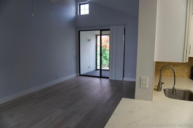 Building Photo - 213 Lake Pointe Dr