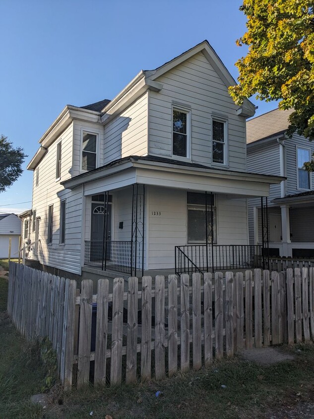 Primary Photo - 4 Bedroom, 2 Bathroom House Near Downtown ...