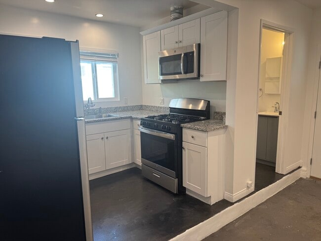 Foto del edificio - 19710 Roscoe Blvd