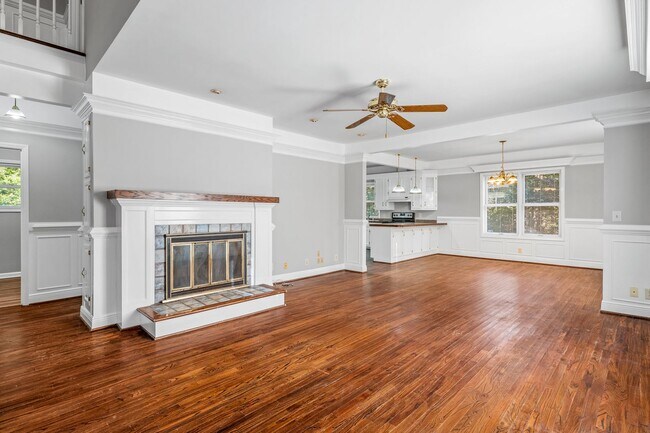 Foto del edificio - Large Brick Two Story Home, Hardwoods, Sep...