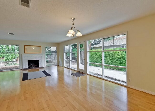 Building Photo - Spacious & Bright Home Close to Parks, Sch...