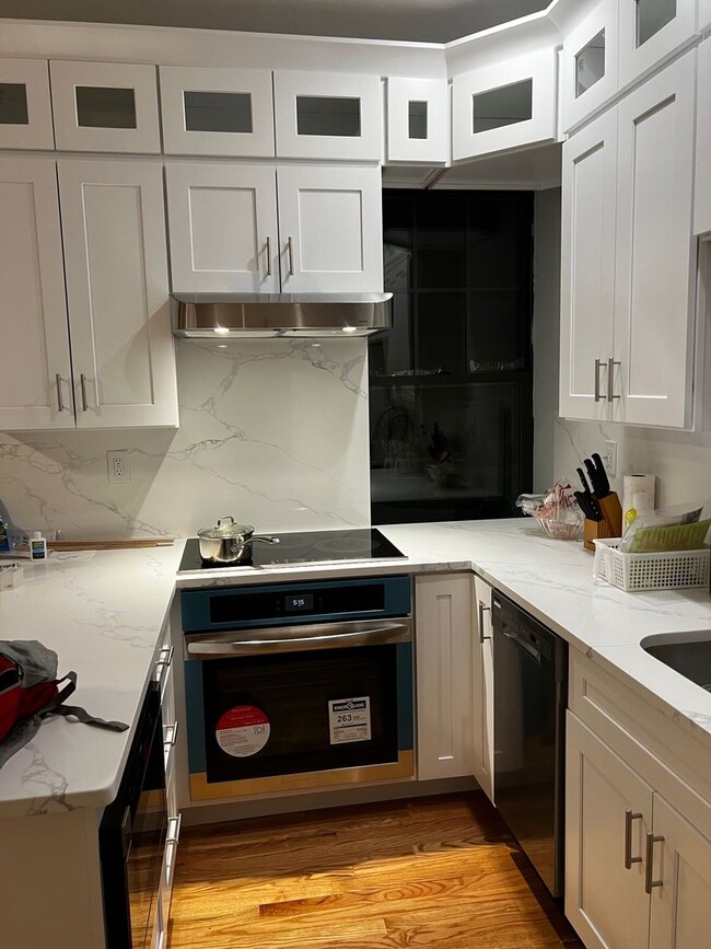 Building Photo - WOW!!!  GORGEOUS BRIGHTON 3 BED WITH HT AND HW INCLUDED!!