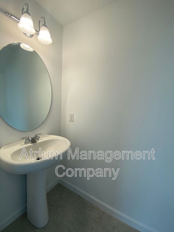 Foto del edificio - 5915 Piney Shrub Pl