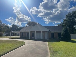 Building Photo - 810 Lucas Dr