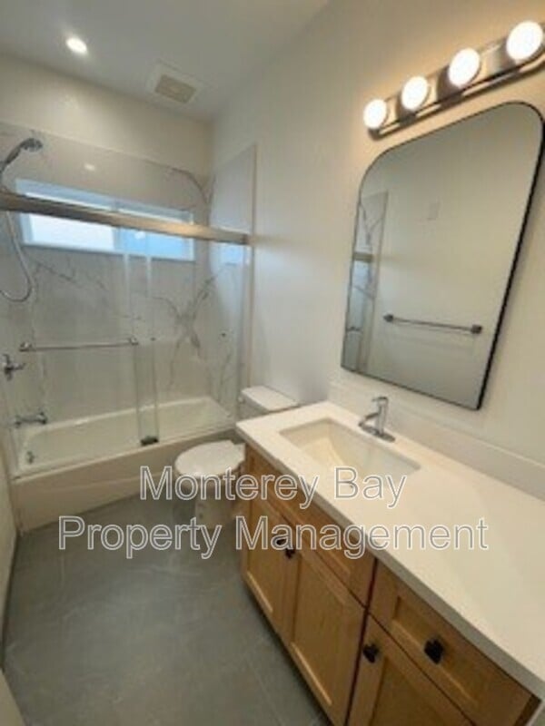 Building Photo - 3108 Seacrest Ave
