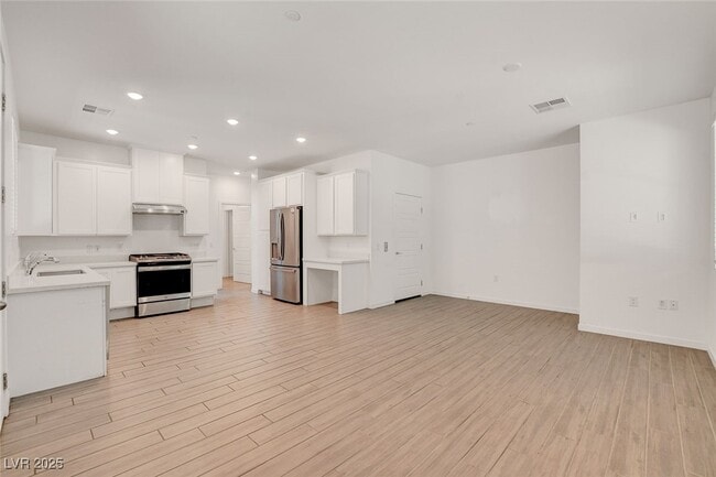 Building Photo - 5730 Sky Pointe Dr