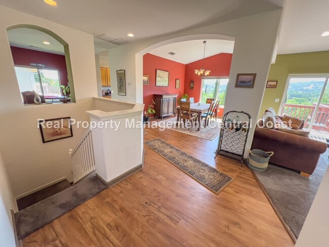 Building Photo - LEASE PENDING - Gorgeous 3 Bedroom Paso Ro...