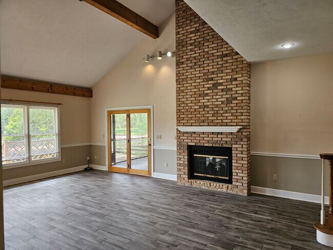 Foto del edificio - Lakefront NE Tallahassee Home