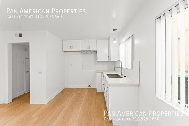 Building Photo - 994 Valencia St