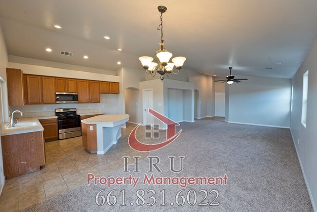 Foto del edificio - SW-Bakersfield  features 4 bed 2 bath with...