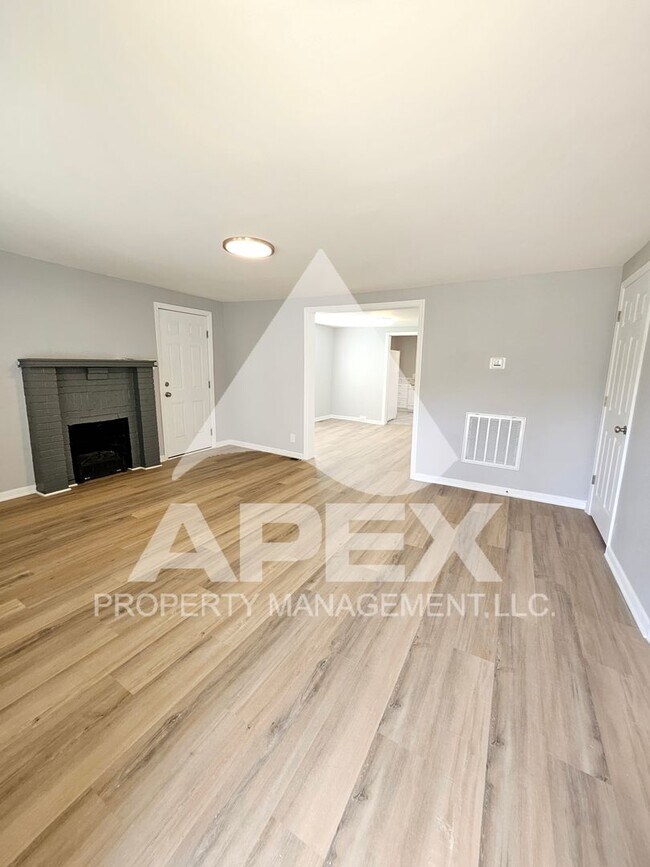 Foto del edificio - Renovated Craftsman Style 2 Bd 1- Ba Single Family Home with off street parking mins from Downtown!