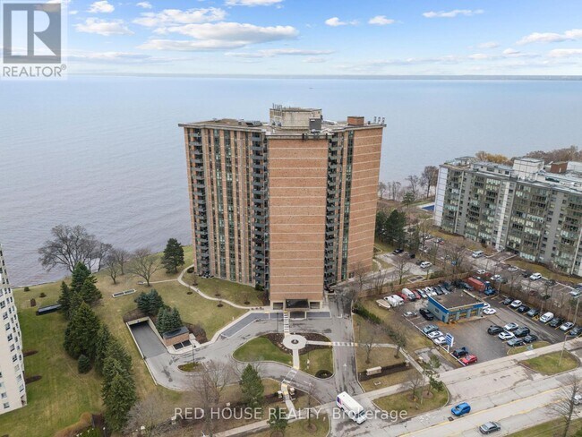 Photo du bâtiment - 5250-5250 Lakeshore Rd.