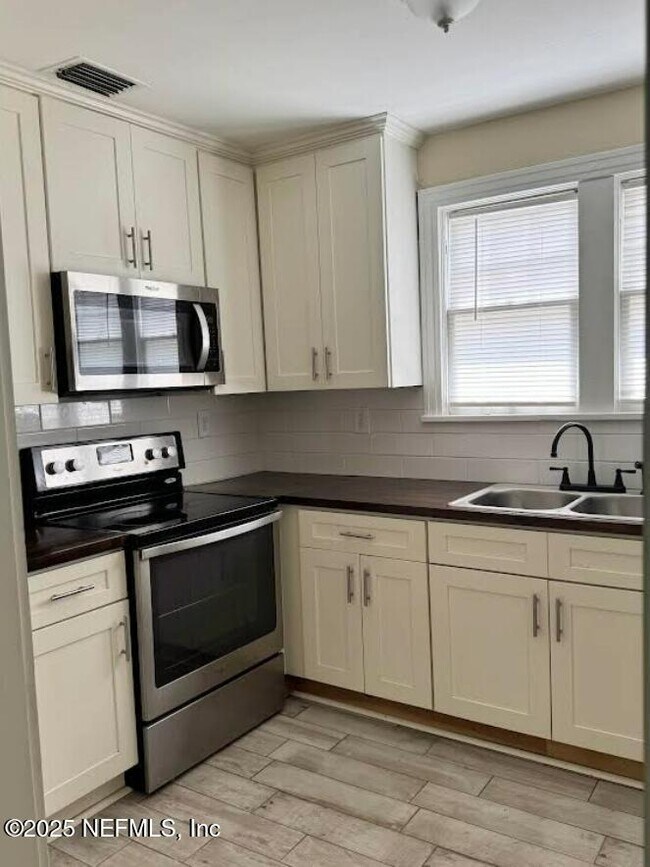 Foto del edificio - 1473 W 10th St