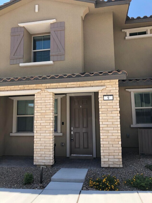 Foto principal - COMING SOON Gorgeous Townhome 3/2 in Santa Rosa Community in Summerlin!