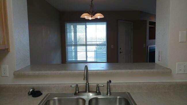 Building Photo - Beautiful and Spacious 3 Bed, 3.5 Bath Condo in SE Fort Collins. Detached 1 Car Garage. Water/Sew...