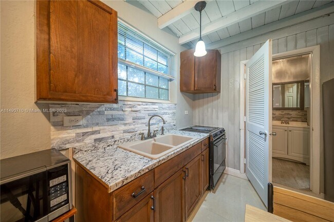 Foto del edificio - 7751 NW 41st St