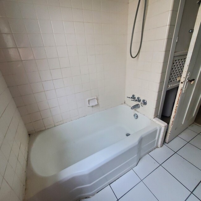 Building Photo - 6330 Annunciation St