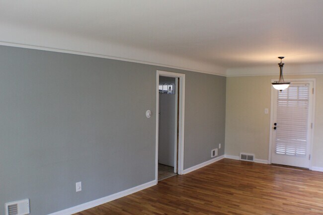 Foto del edificio - Available Now! College Cultural Area!