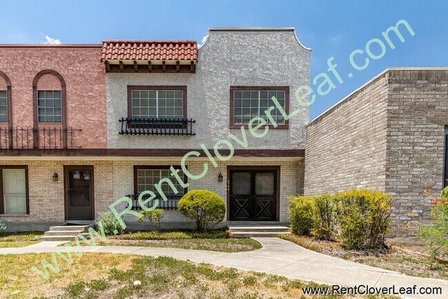 Foto del edificio - Available Now: Amazing two-story townhome